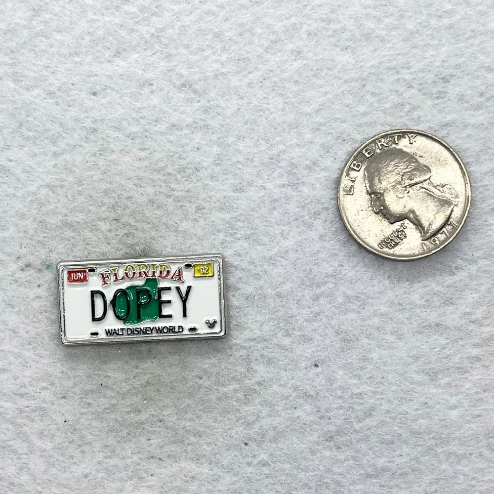 🔮 5/$25 Disney Snow White And The Seven Dwarfs DOPEY License Plate Pin